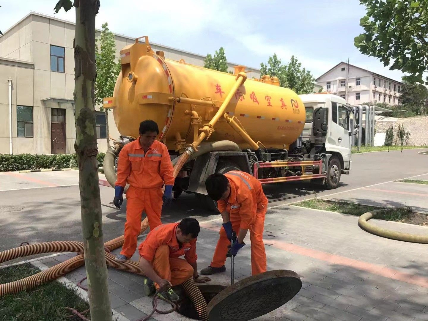 万州管道疏通车停在窨井附近